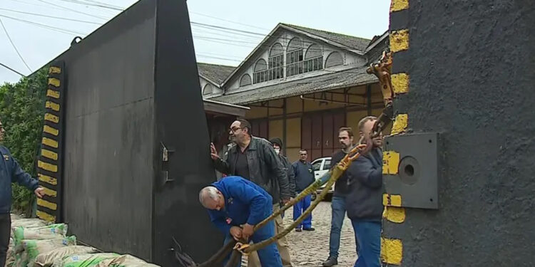 Nível do Guaíba aumenta, se aproxima da cota de inundação e prefeitura de Porto Alegre volta a fechar comportas