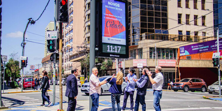 Caxias do Sul inaugura seu primeiro relógio eletrônico com wi-fi gratuito