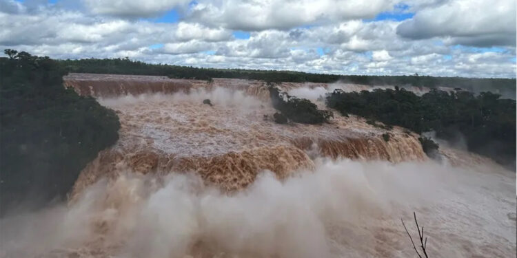 Cataratas do Iguaçu registram 17 milhões de litros de água por segundo após chuvas