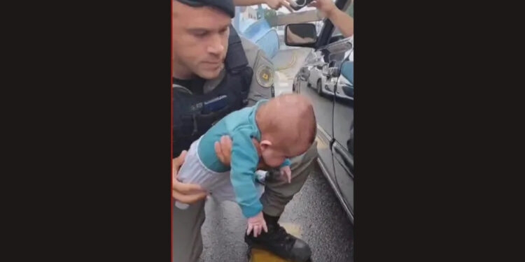 Policial socorre bebê de três meses que estava engasgado em Sapucaia do Sul