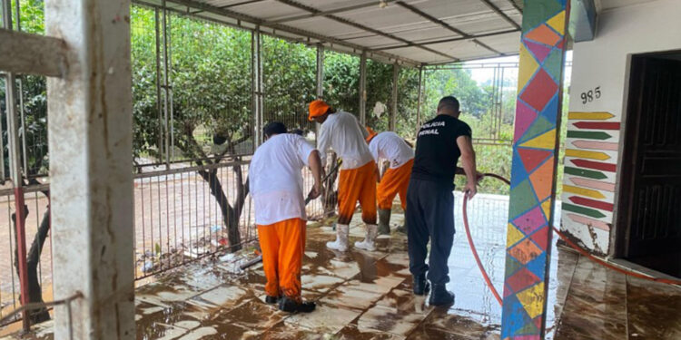 Apenados auxiliam comunidades atingidas pela enchente no Vale do Taquari