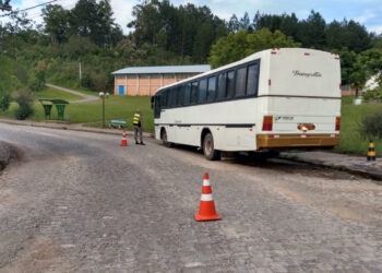 Homem é pego pela BM dirigindo ônibus sem CNH em Nova Roma do Sul