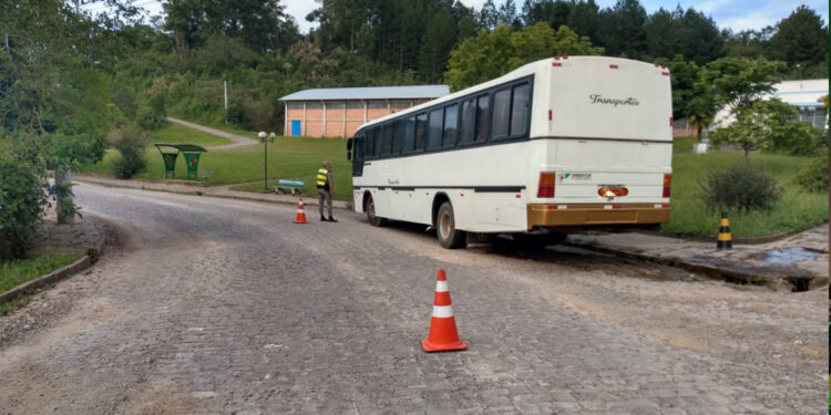 Homem é pego pela BM dirigindo ônibus sem CNH em Nova Roma do Sul