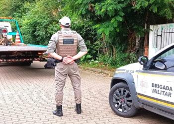 Mãe chama a polícia após filho aparecer em casa com motocicleta furtada