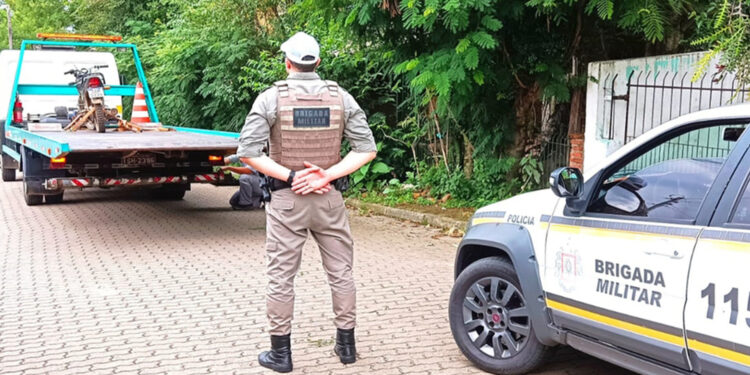 Mãe chama a polícia após filho aparecer em casa com motocicleta furtada