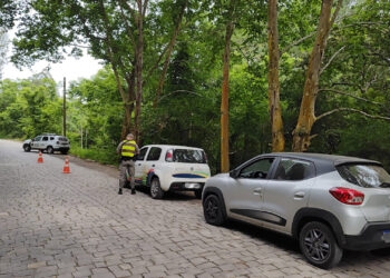 Operação Policial em Nova Roma do Sul aborda veículo com condutor com direito de dirigir suspenso e débito no IPVA