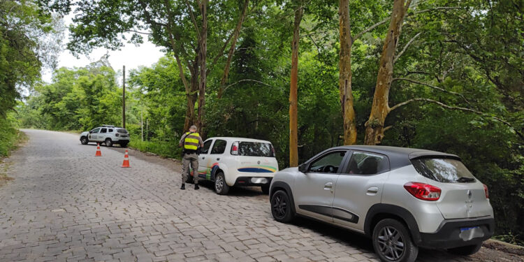 Operação Policial em Nova Roma do Sul aborda veículo com condutor com direito de dirigir suspenso e débito no IPVA