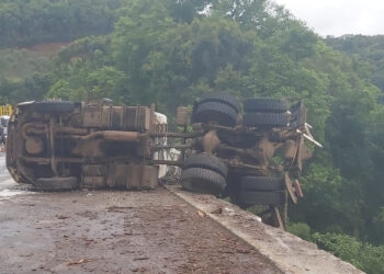 Carreta carregada de toras despencou na Ponte sobre o Arroio Maestra