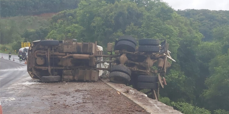 Carreta carregada de toras despencou na Ponte sobre o Arroio Maestra