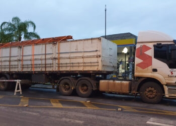 Chegada do Primeiro Caminhão de Ferro Anima Nova Roma do Sul na Jornada de Reconstrução da Ponte