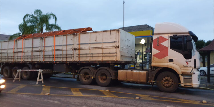 Chegada do Primeiro Caminhão de Ferro Anima Nova Roma do Sul na Jornada de Reconstrução da Ponte
