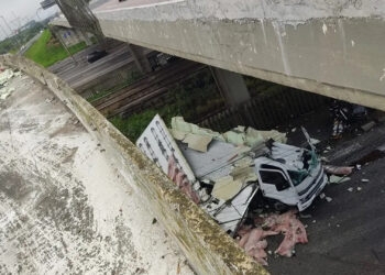 Caminhão com carga de carne cai de alça de acesso à Freeway
