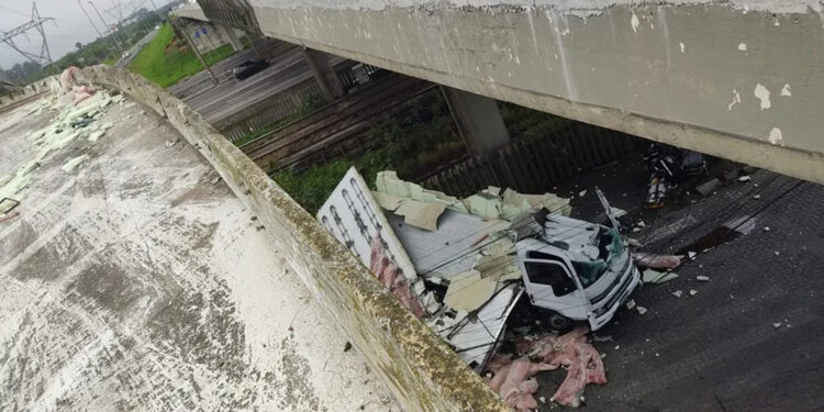 Caminhão com carga de carne cai de alça de acesso à Freeway