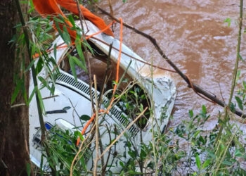 Bombeiros confirmam morte de pai e filho que estavam em carro que caiu dentro de rio