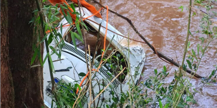 Bombeiros confirmam morte de pai e filho que estavam em carro que caiu dentro de rio