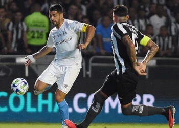 De virada, Grêmio vence o Botafogo por 4 a 3 e entra na briga direta pelo título do Campeonato Brasileiro