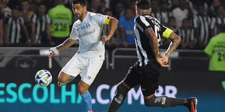 De virada, Grêmio vence o Botafogo por 4 a 3 e entra na briga direta pelo título do Campeonato Brasileiro