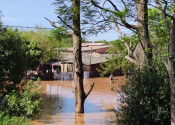 Cheia do Guaíba deixa moradores das ilhas fora de casa
