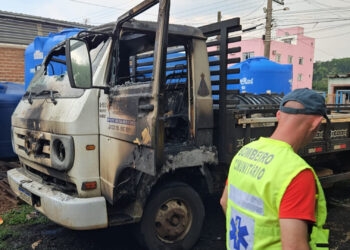 Suposta explosão de celular causa incêndio em caminhão em Chapecó