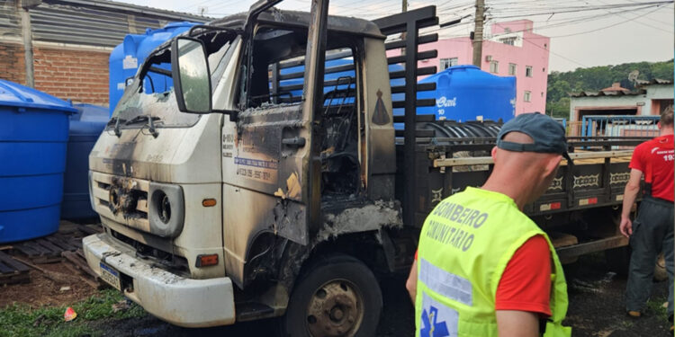 Suposta explosão de celular causa incêndio em caminhão em Chapecó