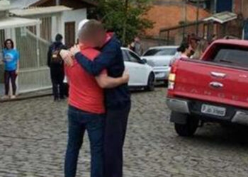 Adolescente de 14 anos é raptado em possível sequestro durante abordagem a van escolar em Caxias do Sul