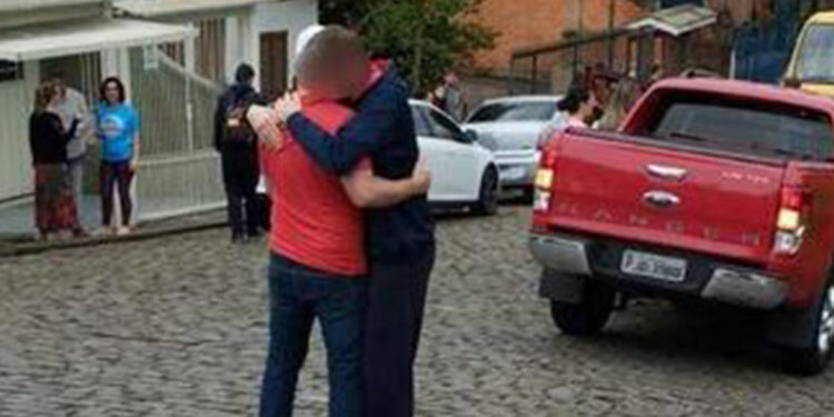 Adolescente de 14 anos é raptado em possível sequestro durante abordagem a van escolar em Caxias do Sul