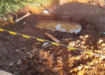 Menino de 7 anos morre afogado após cair em buraco de obra, em Bento