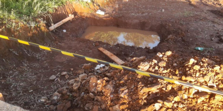 Menino de 7 anos morre afogado após cair em buraco de obra, em Bento