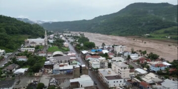 Cidade mais atingida por enchente em setembro, Muçum fica novamente alagada
