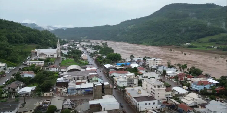 Cidade mais atingida por enchente em setembro, Muçum fica novamente alagada