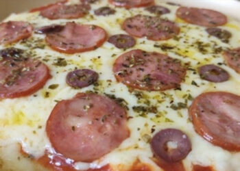 Pizza de liquidificador na frigideira