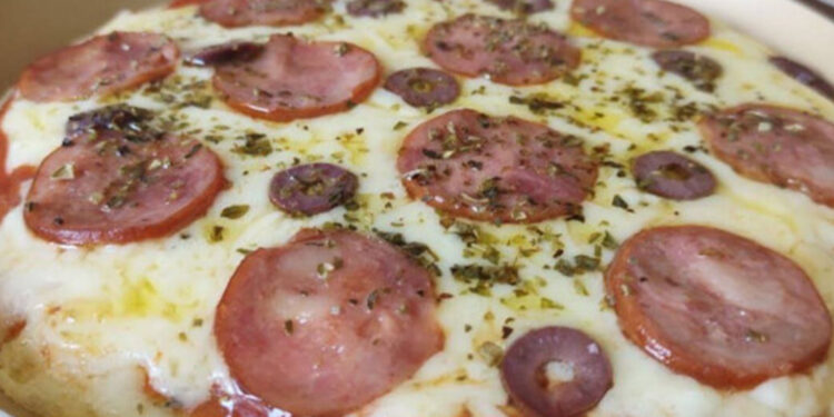 Pizza de liquidificador na frigideira
