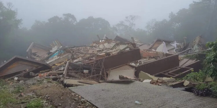 Prédio desaba em Gramado após cidade apresentar rachaduras no solo