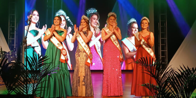 Vitória Albuquerque Bartelle é eleita soberana de Farroupilha