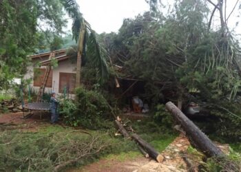 SC tem duas mortes, queda de granizo, enchentes e rodovias interditadas