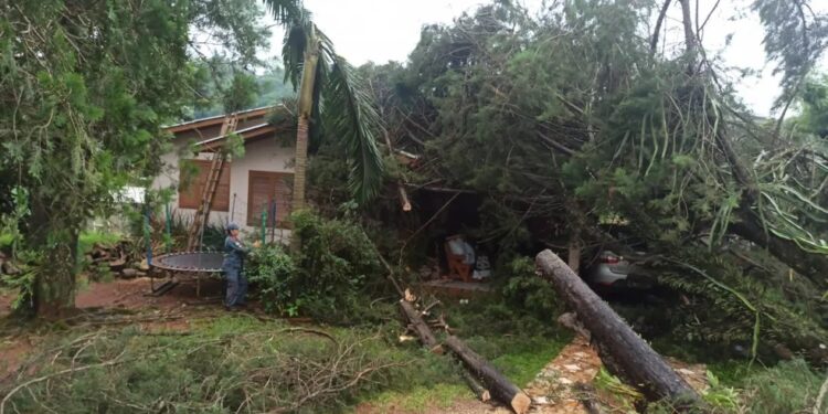 SC tem duas mortes, queda de granizo, enchentes e rodovias interditadas