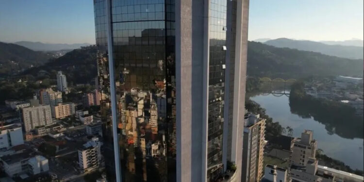 Justiça manda demolir prédio de luxo com apartamentos de R$ 4 milhões em SC