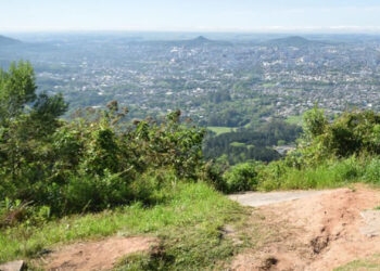 Mulher é jogada de morro após briga, em Santa Maria
