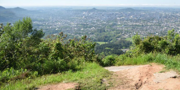 Mulher é jogada de morro após briga, em Santa Maria