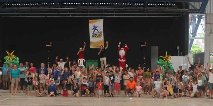 Festa de Natal da Radio Nova Roma FM Encanta a Comunidade com Diversão e Solidariedade