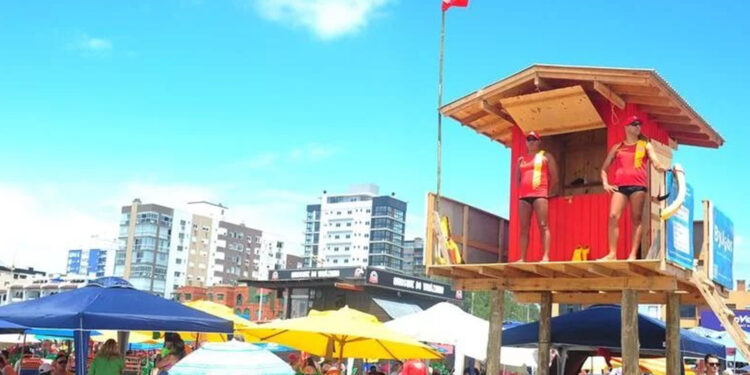Novas guaritas são instaladas em Capão da Canoa e Torres após danos por chuva e ressaca