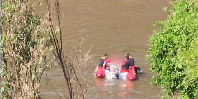 Corpo de Bombeiros resgata homem no Rio das Antas em Cotiporã