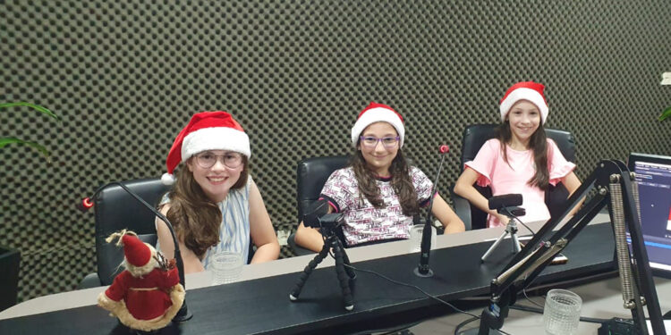 Meninas de Nova Roma do Sul Encantam em Programa Especial de Natal