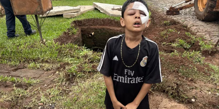 Menino de 7 anos cai em bueiro e é arrastado por 300 metros em Cruz Alta