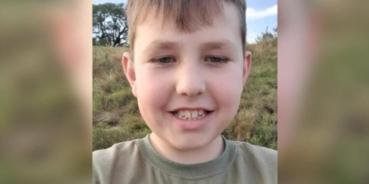 Menino de 10 anos morre após receber choque elétrico em iluminação de Natal