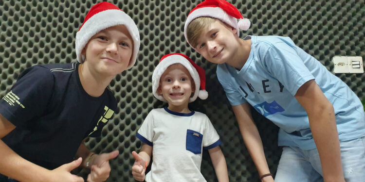 Jovens Novaromenses Iluminam o Especial de Natal na Rádio Nova Roma FM