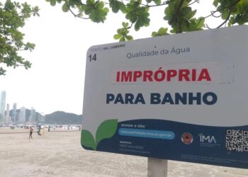 Praia alargada de Balneário Camboriú está totalmente imprópria para banho