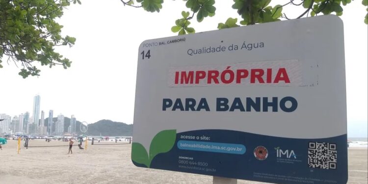 Praia alargada de Balneário Camboriú está totalmente imprópria para banho