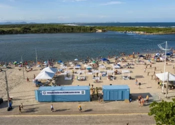 Corpo sem cabeça, braços e pernas é encontrado em praia de SC