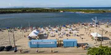 Corpo sem cabeça, braços e pernas é encontrado em praia de SC